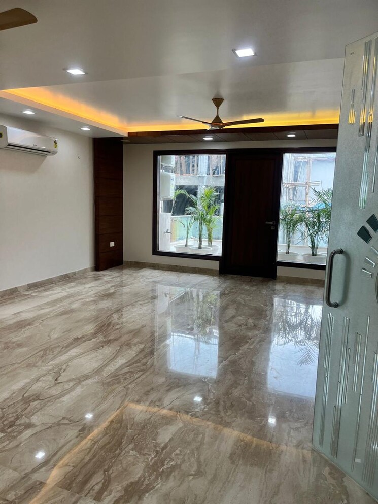 Room, greater kailash i 4 Bedroom 500 Sq.Yd. Builder Floor In Greater Kailash I Delhi 9434591