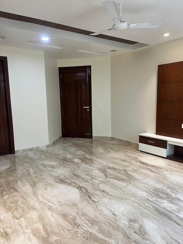 Room, greater kailash i 4 Bedroom 500 Sq.Yd. Builder Floor In Greater Kailash I Delhi 9434591