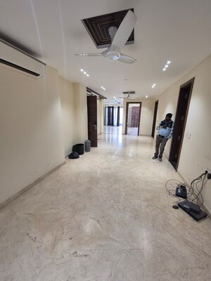 Room in 4 BHK Builder Floor at Craft Destination 43, Sector 43 – for Rent