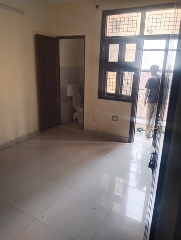 Room in 4 BHK Builder Floor at Dwarka Mor – for Sale