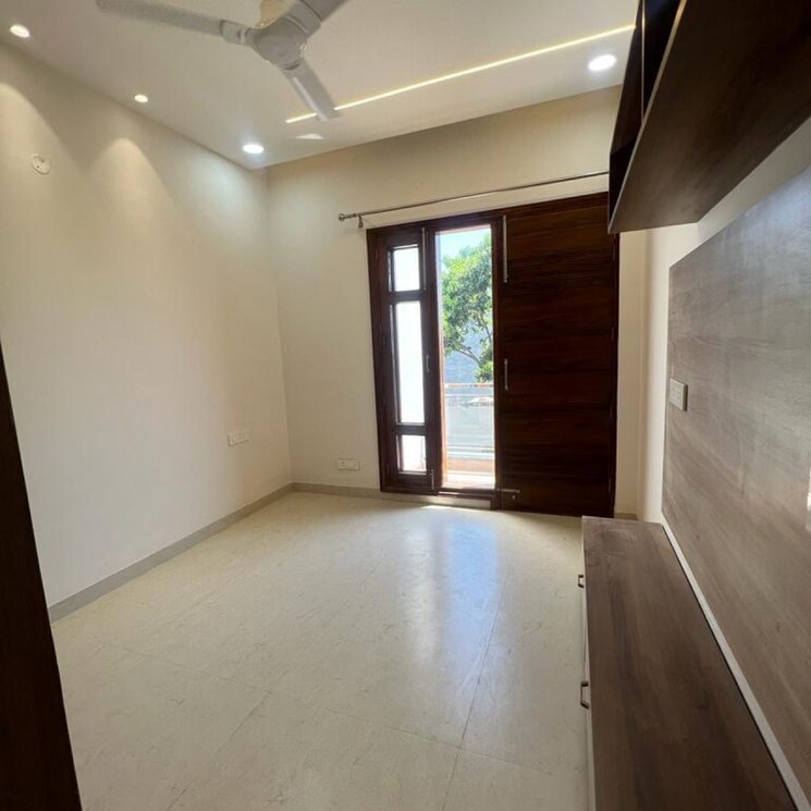 Room, sector 35 6 Bedroom 4500 Sq.Ft. Villa In Sector 35 Chandigarh 9434784