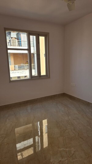 Room in 3 BHK Builder Floor at Sector 49 – for Rent