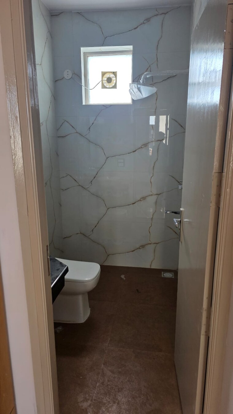 Bathroom, sector 49 3 Bedroom 1377 Sq.Ft. Builder Floor In Sector 49 Faridabad 9434837