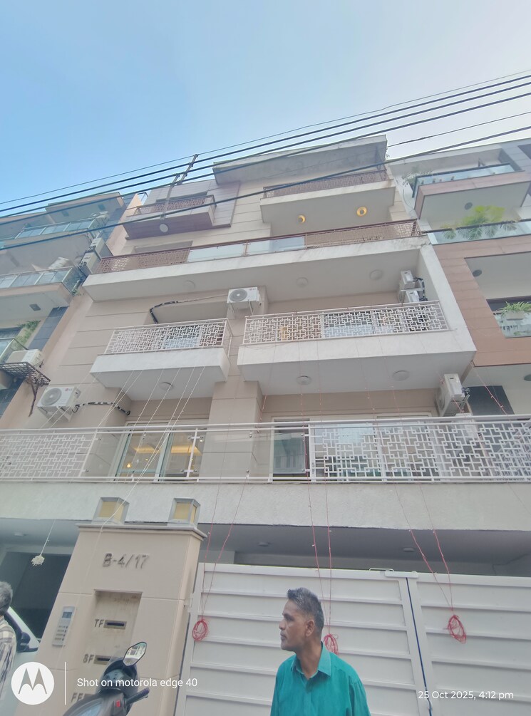 undefined, safdarjung enclave 3 Bedroom 200 Sq.Yd. Builder Floor In Safdarjung Enclave Delhi 9434933