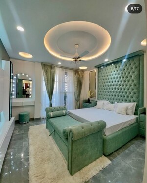 Living Room in 6 BHK Apartment at Andheri West – for Rent