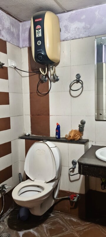 Attached Bathroom in 3 BHK Apartment at Gomti Nagar – for Rent