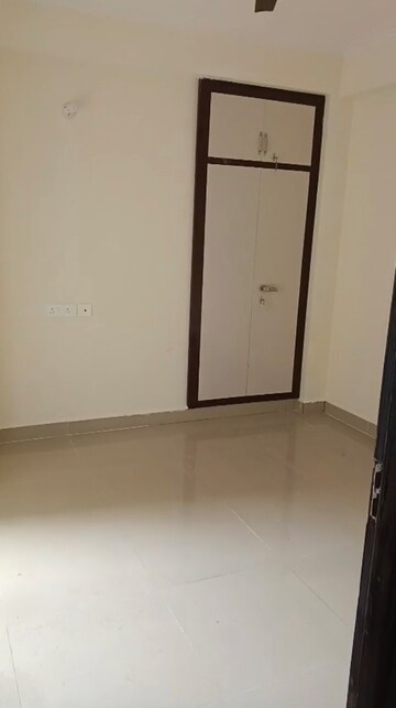 Room in 2 BHK Apartment at Amrapali Centurian Park, Tech Zone 4 Greater Noida – for Rent