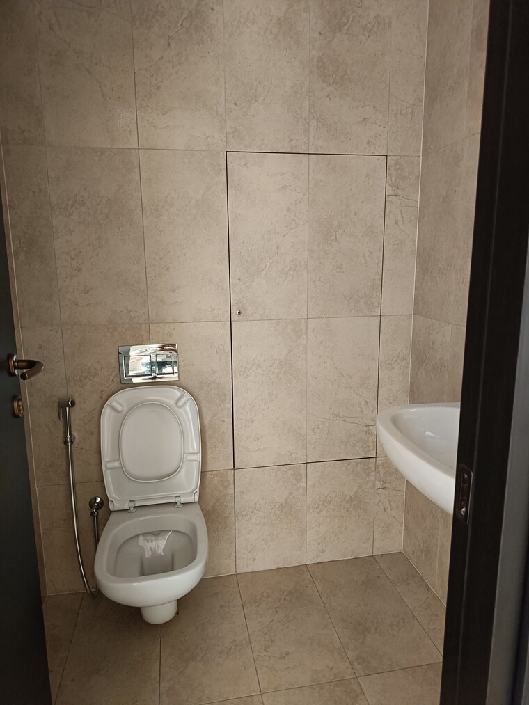 Bathroom, panchshil-towers 3.5 Bedroom 2200 Sq.Ft. Apartment In Kharadi Pune 9435281