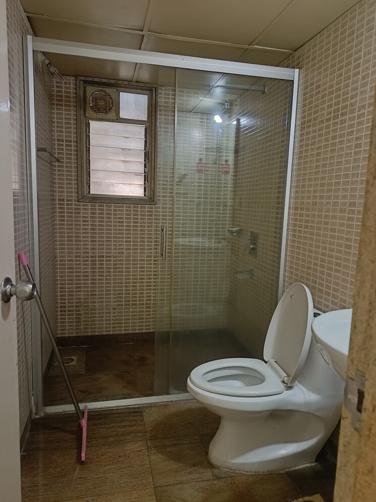 Bathroom, naiknavare-victoria-garden 3 Bedroom 1500 Sq.Ft. Apartment In Kalyani Nagar Pune 9435284