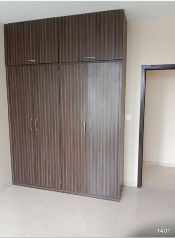 Room in 3 BHK Apartment at Oberoi Realty Esquire, Goregaon East – for Rent