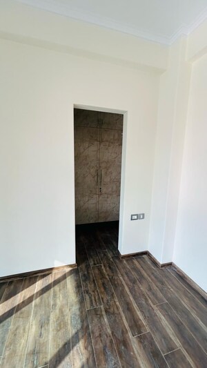 Room in 2 BHK Apartment at Shree Vardhman Victoria, Sector 70 – for Rent