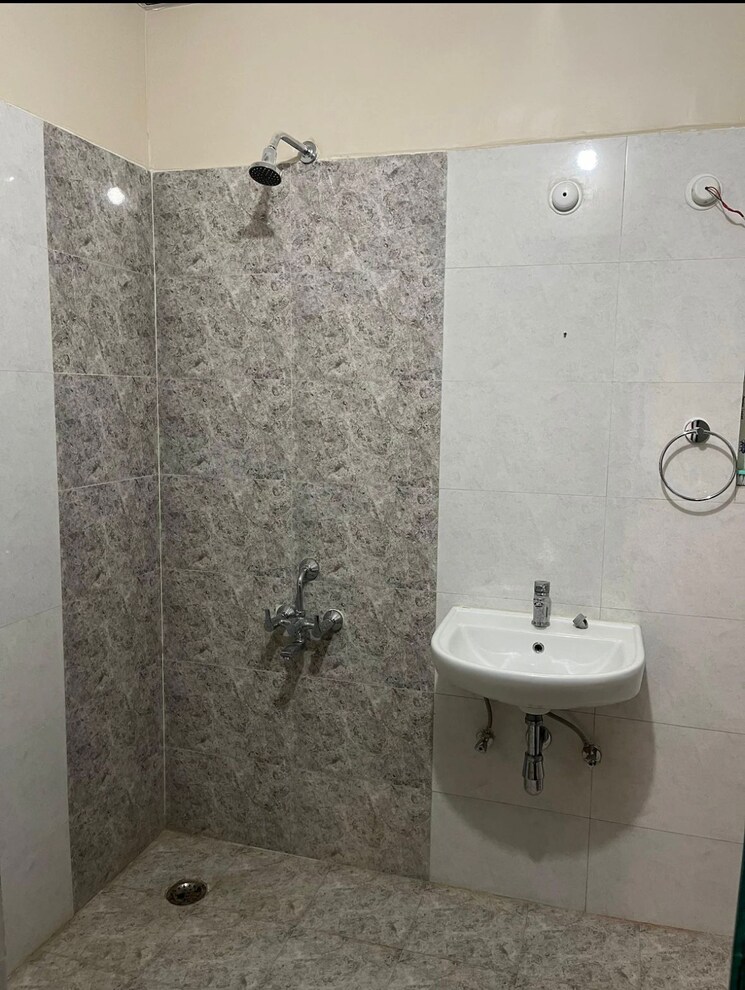 Bathroom, vip road 3 Bedroom 1300 Sq.Ft. Builder Floor In Vip Road Guwahati 9435544