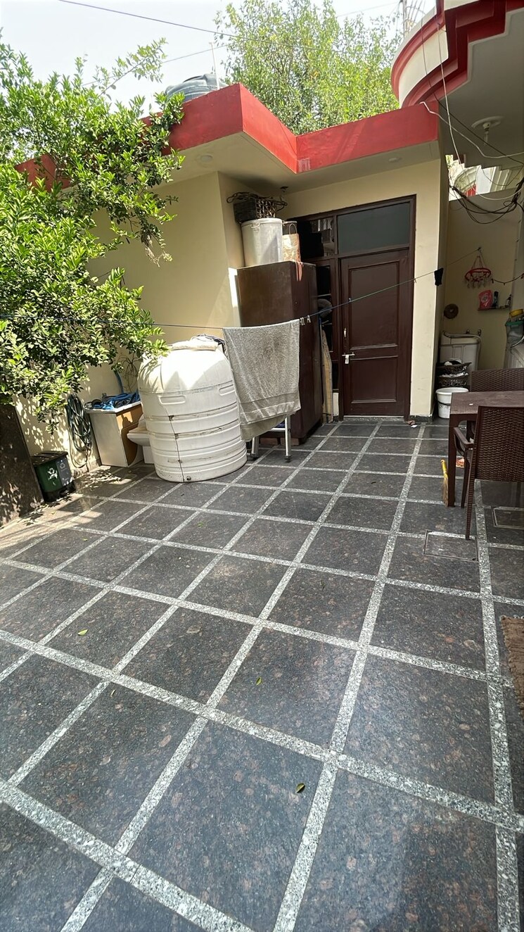 Balcony, vip road 5 Bedroom 250 Sq.Yd. Independent House In Vip Road Zirakpur 9435623