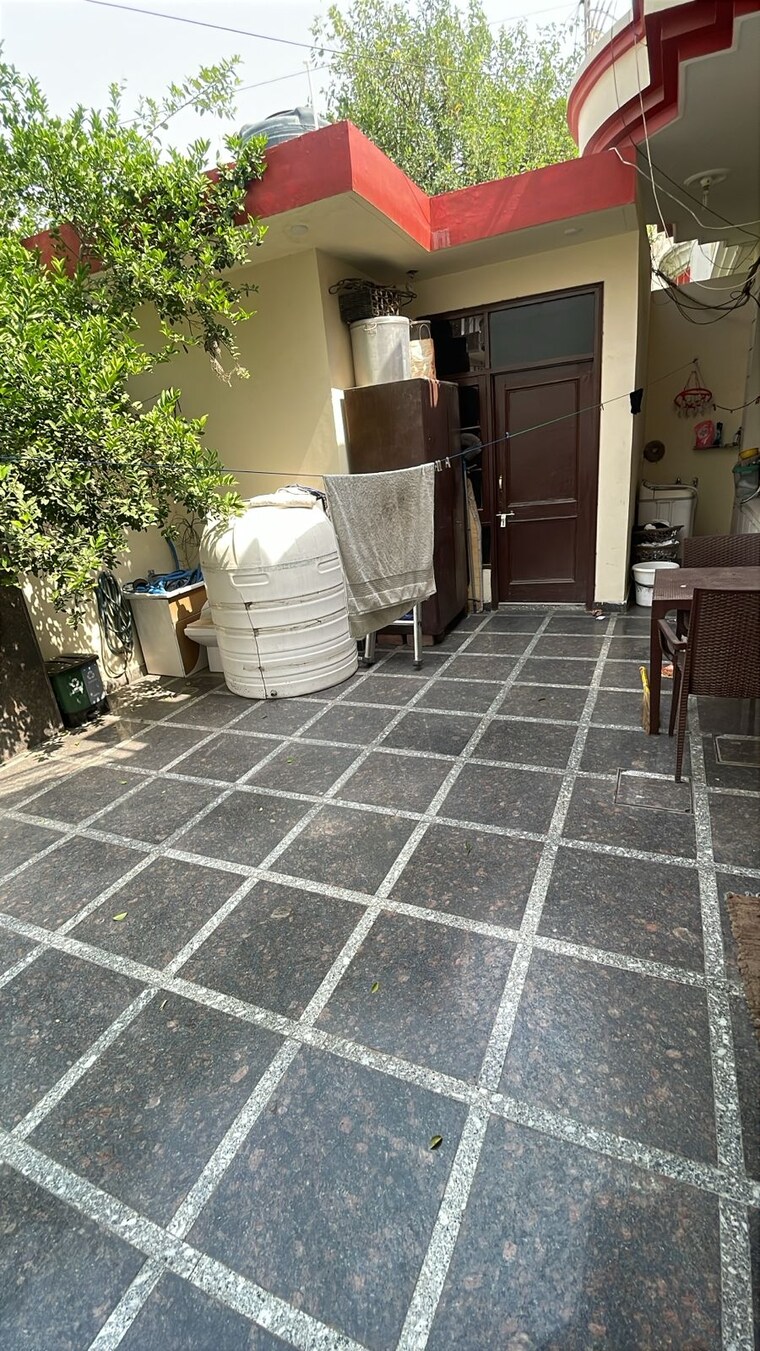 Balcony, vip road 5 Bedroom 250 Sq.Yd. Independent House In Vip Road Zirakpur 9435623