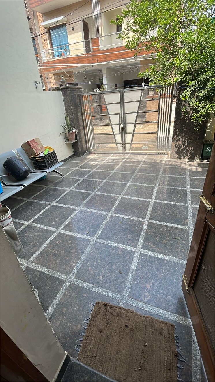 Balcony, vip road 5 Bedroom 250 Sq.Yd. Independent House In Vip Road Zirakpur 9435623