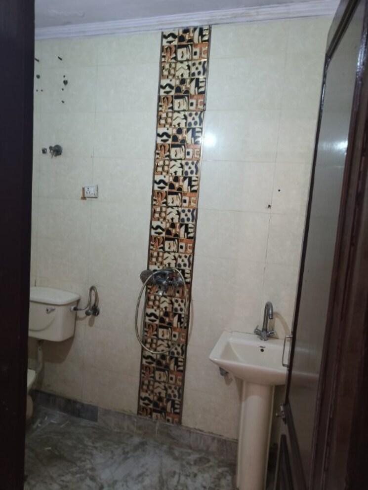 Bathroom, raja park 3 Bedroom 1250 Sq.Ft. Builder Floor In Raja Park Delhi 9435656