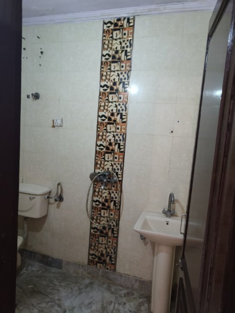 Bathroom, raja park 3 Bedroom 1250 Sq.Ft. Builder Floor In Raja Park Delhi 9435656