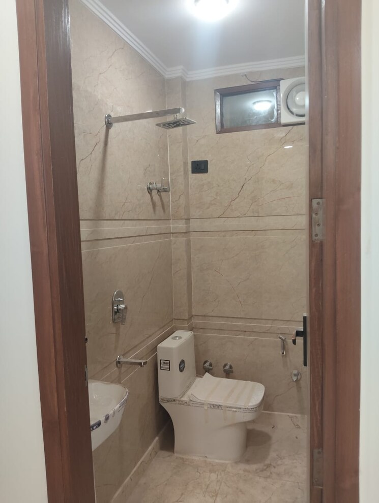 Bathroom, rwa-kalkaji-dda-flats-l1-l2 3 Bedroom 90 Sq.Yd. Builder Floor In Govindpuri Delhi 9435820