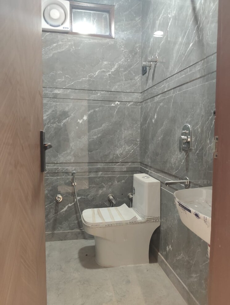 Bathroom, rwa-kalkaji-dda-flats-l1-l2 3 Bedroom 90 Sq.Yd. Builder Floor In Govindpuri Delhi 9435820