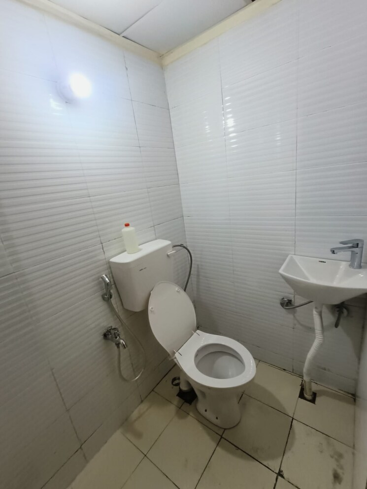 Bathroom, crossing-republik 3 Bedroom 1800 Sq.Ft. Apartment In Crossing Republic Ghaziabad 9435786