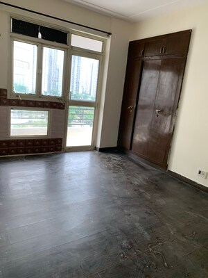 Room in 2 BHK Apartment at Crossing Republik, Crossing Republic – for Rent