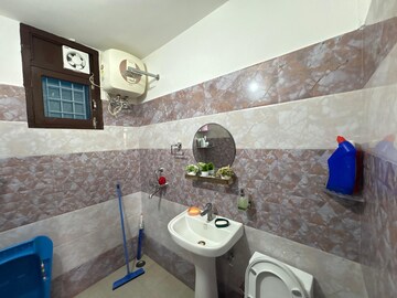 Master Bedroom in 2.5 BHK Builder Floor at Capital Royal Casa, Gms Road – for Sale