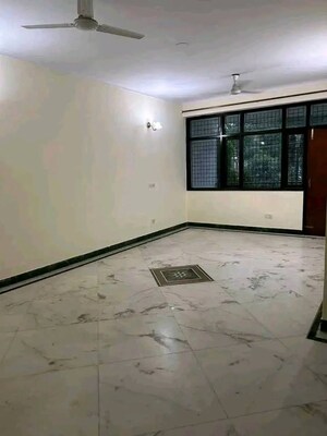 Room in 2.5 BHK Apartment at Suncity Essel Tower, Sector 28 – for Rent