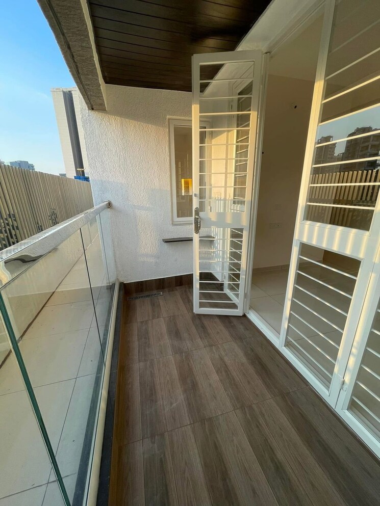 Balcony, yashwin-orizzonte 2 Bedroom 750 Sq.Ft. Apartment In Kharadi Pune 9435905