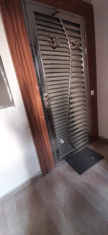 Furnished Amenities in 2 BHK Apartment at Landcraft Golflinks Plaza, Pandav Nagar – for Sale