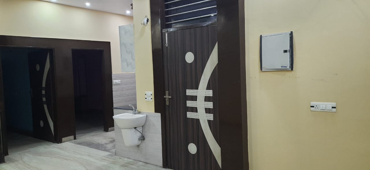 2 BHK 120 Sq.Ft. Builder Floor in Landcraft Golflinks Plaza