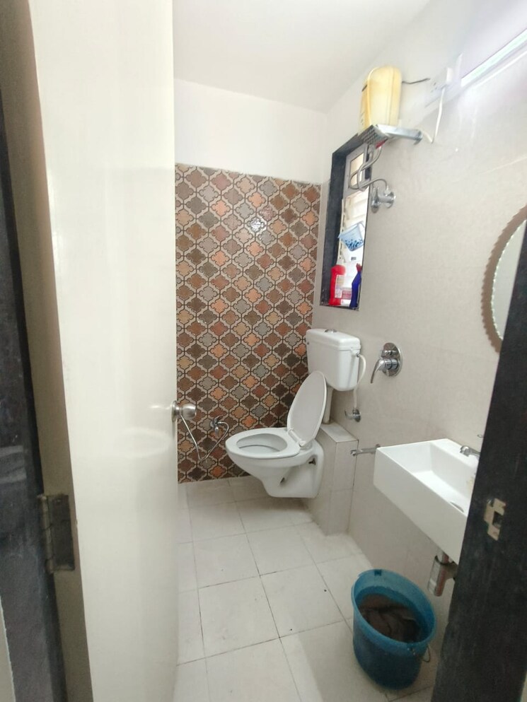 Bathroom, anand-nagar-society 1 Bedroom 500 Sq.Ft. Apartment In Juhu Mumbai 9416467