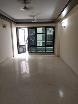 Room in 4 BHK Apartment at Eros Kenwood Tower, Sector 39 – for Sale