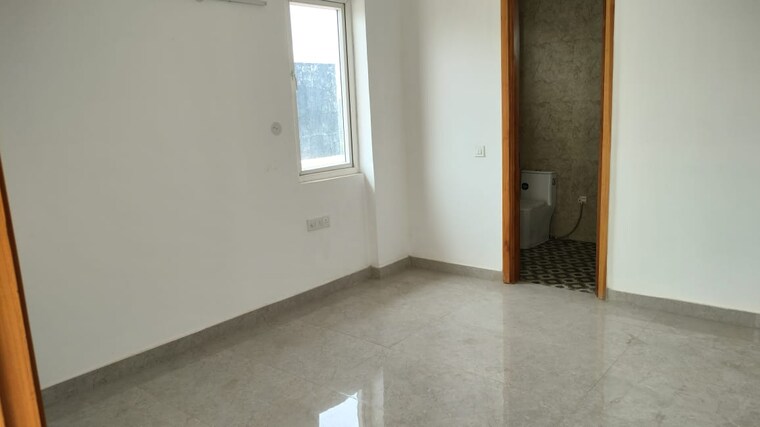 Room, unitech-the-palms 6+ Bedroom 231 Sq.Mt. Independent House In Sector 117 Noida 9436204