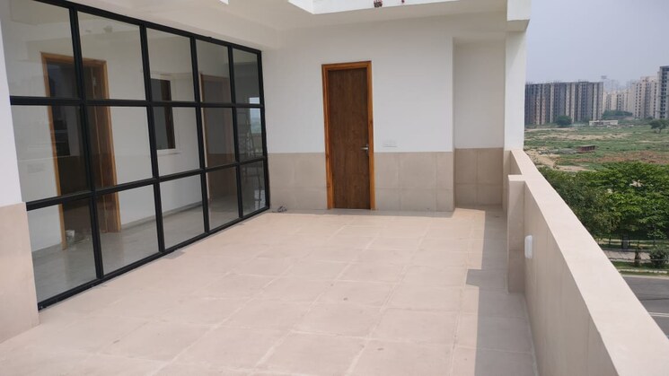 Room, unitech-the-palms 6+ Bedroom 231 Sq.Mt. Independent House In Sector 117 Noida 9436204