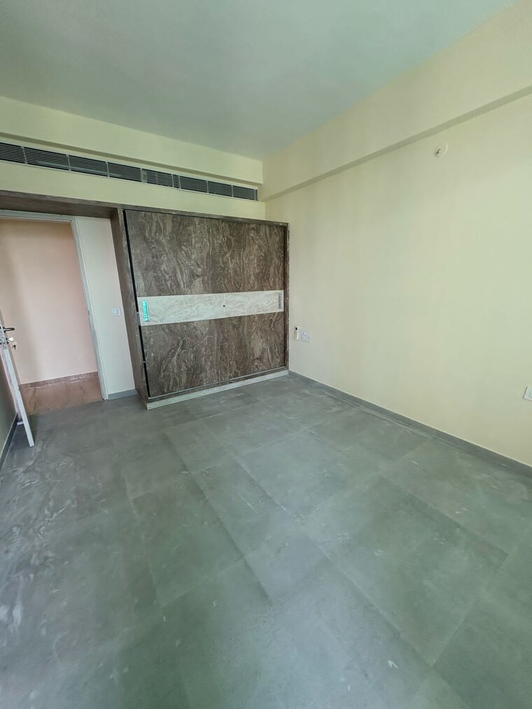 Room, satellite 3 Bedroom 2700 Sq.Ft. Apartment In Satellite Ahmedabad 9436345