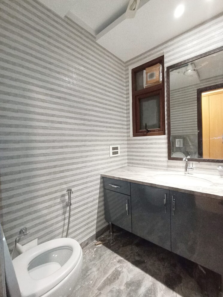 Bathroom, greater kailash ii 4 Bedroom 400 Sq.Yd. Builder Floor In Greater Kailash ii Delhi 9436427