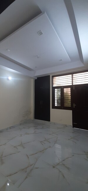 Furnished Amenities in 2 BHK Builder Floor at Landcraft Golflinks Plaza, Pandav Nagar – for Sale