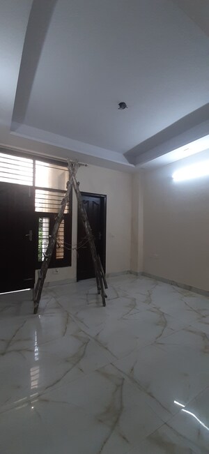 Furnished Amenities in 2 BHK Builder Floor at Landcraft Golflinks Plaza, Pandav Nagar – for Sale