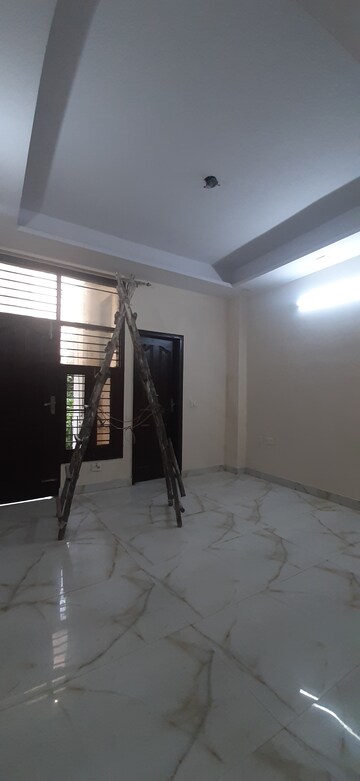 Furnished Amenities in 2 BHK Builder Floor at Landcraft Golflinks Plaza, Pandav Nagar – for Sale