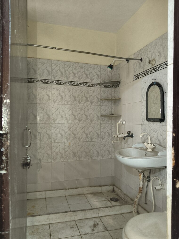Bathroom, ashoka-enclave-3 3 Bedroom 1600 Sq.Ft. Builder Floor In Sector 35 Faridabad 9436487