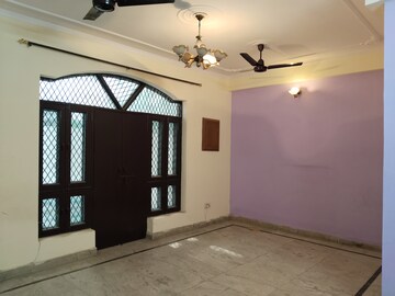 Room in 3 BHK Builder Floor at Ashoka Enclave 3, Sector 35 – for Rent