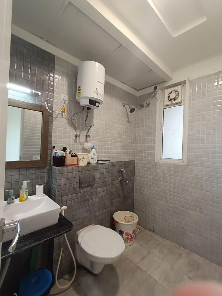 Bathroom, mahagun-mirabella 4 Bedroom 2720 Sq.Ft. Apartment In Sector 79 Noida 9436515