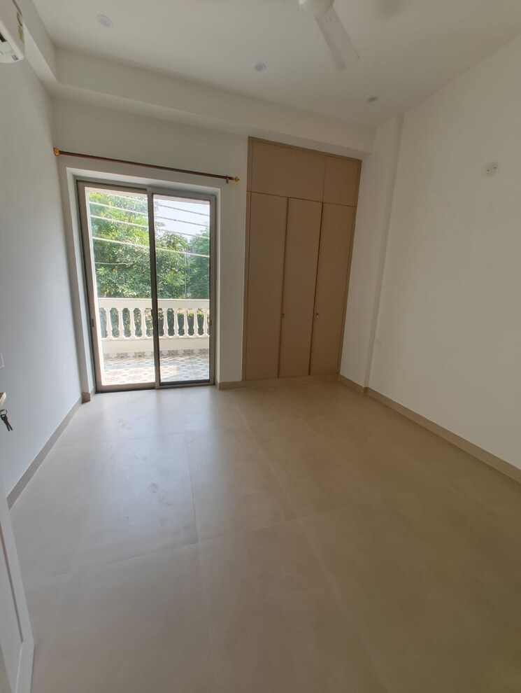 Room, chittaranjan park 3 Bedroom 233 Sq.Yd. Builder Floor In Chittaranjan Park Delhi 9436559