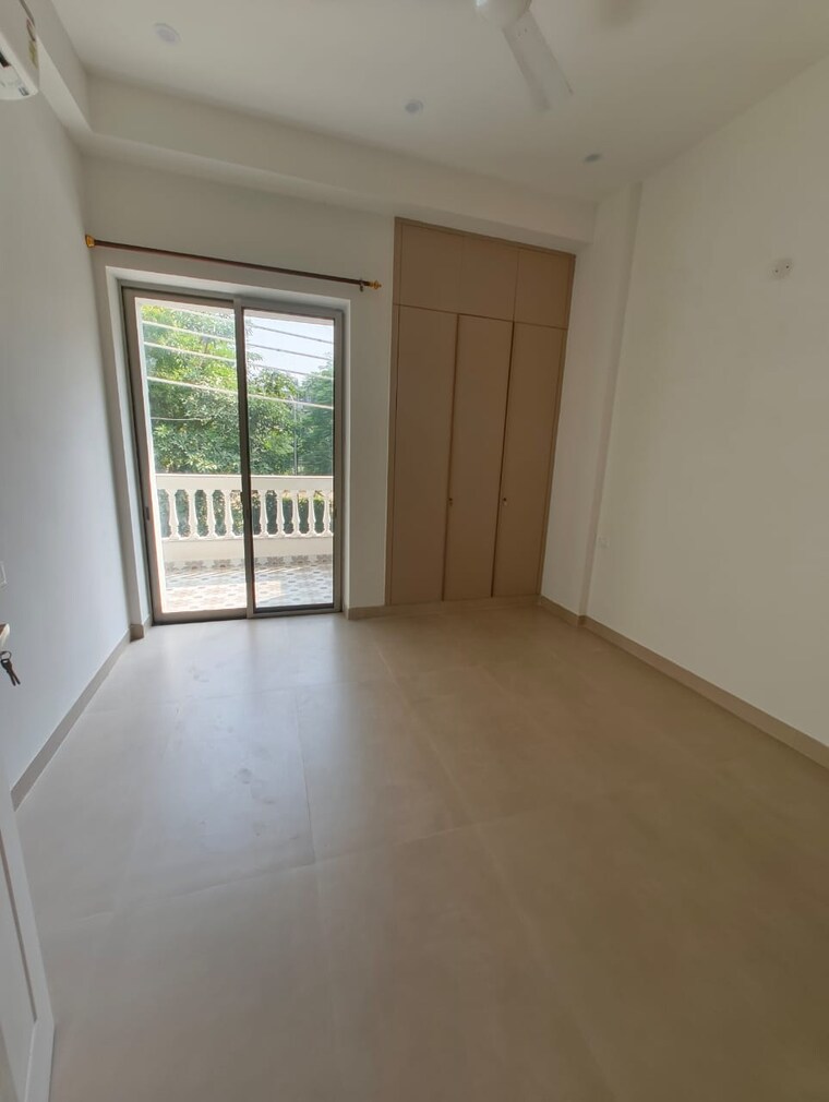 Room, chittaranjan park 3 Bedroom 233 Sq.Yd. Builder Floor In Chittaranjan Park Delhi 9436559