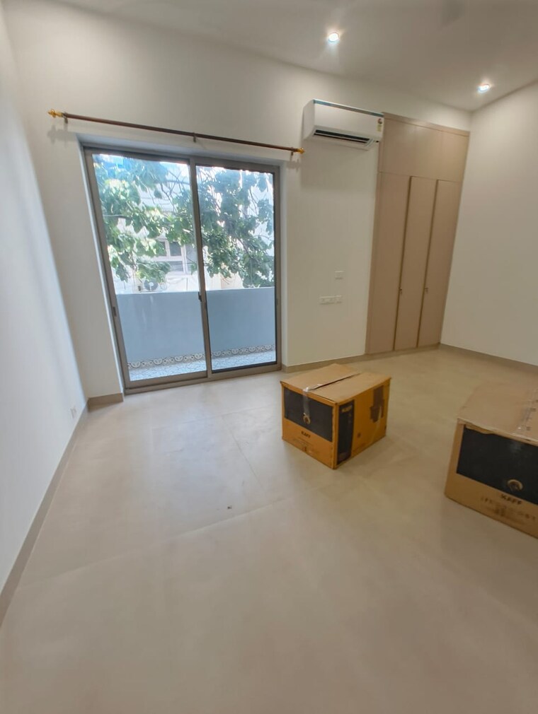 Room, chittaranjan park 3 Bedroom 233 Sq.Yd. Builder Floor In Chittaranjan Park Delhi 9436559