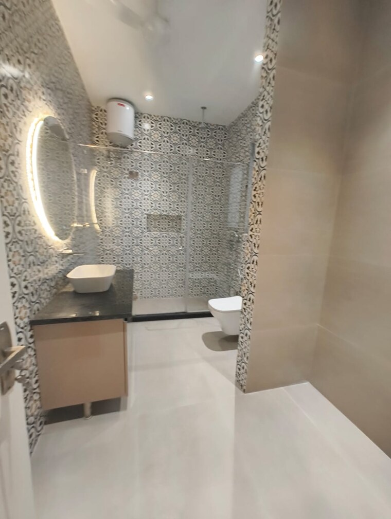 Bathroom, chittaranjan park 3 Bedroom 233 Sq.Yd. Builder Floor In Chittaranjan Park Delhi 9436559