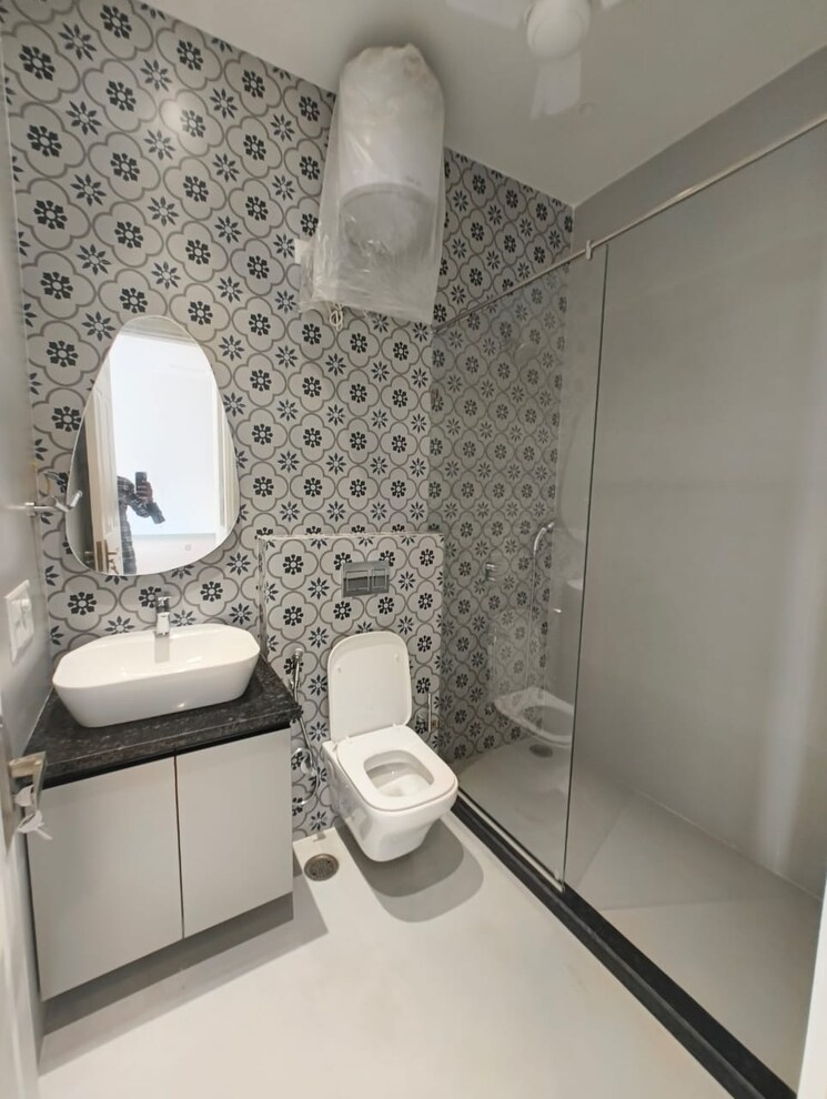 Bathroom, chittaranjan park 3 Bedroom 233 Sq.Yd. Builder Floor In Chittaranjan Park Delhi 9436559