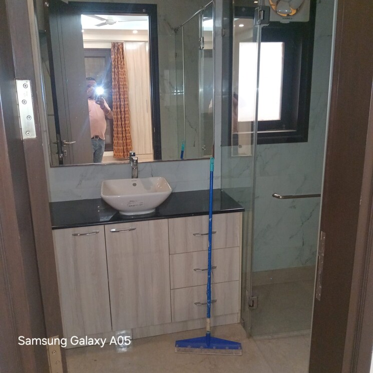 Bathroom, greater kailash part 3 3 Bedroom 217 Sq.Yd. Builder Floor In Greater Kailash Part 3 Delhi 9436582