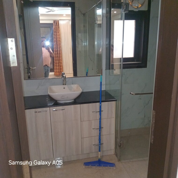 Bathroom, greater kailash part 3 3 Bedroom 217 Sq.Yd. Builder Floor In Greater Kailash Part 3 Delhi 9436582