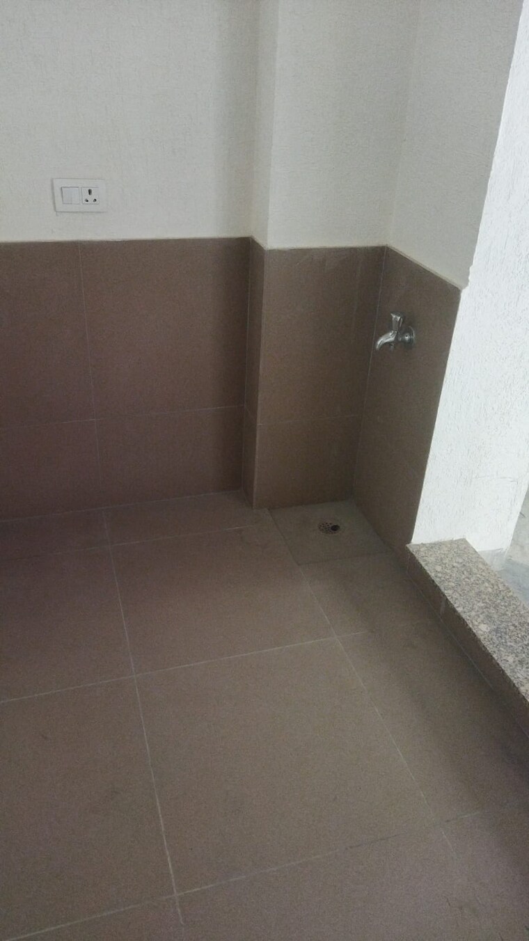 Room, east-of-kailash-block-b-rwa 3 Bedroom 2000 Sq.Ft. Apartment In East Of Kailash Delhi 9436576